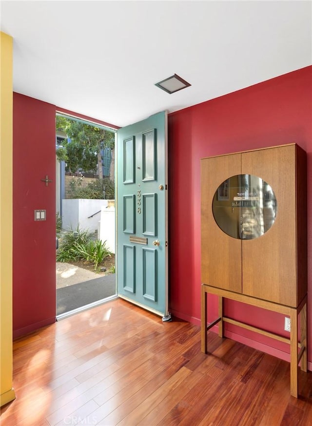 338 N Clybourn Ave, Burbank, CA 91505 - foyer entrance featuring wood finished floors