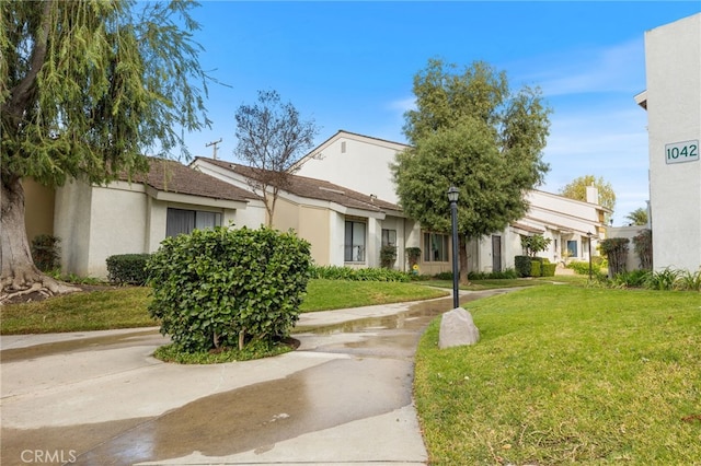 view of front of property featuring a front lawn