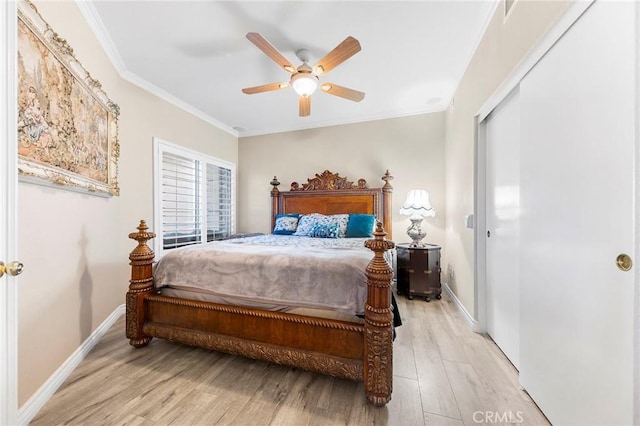 bedroom with ceiling fan, a closet, crown molding, and light wood-type flooring