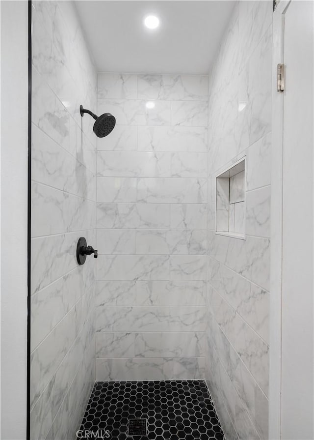 bathroom featuring tiled shower