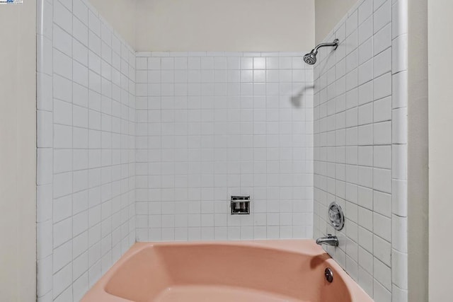 bathroom featuring tiled shower / bath