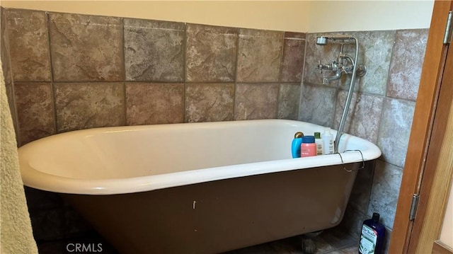 bathroom featuring a washtub