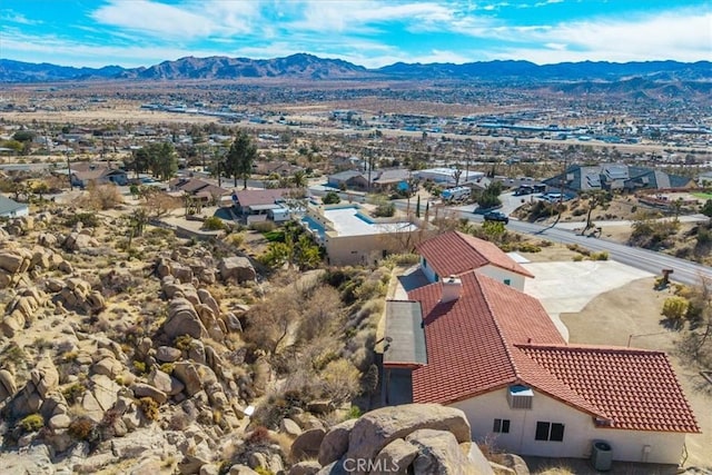 birds eye view of property featuring a mountain view