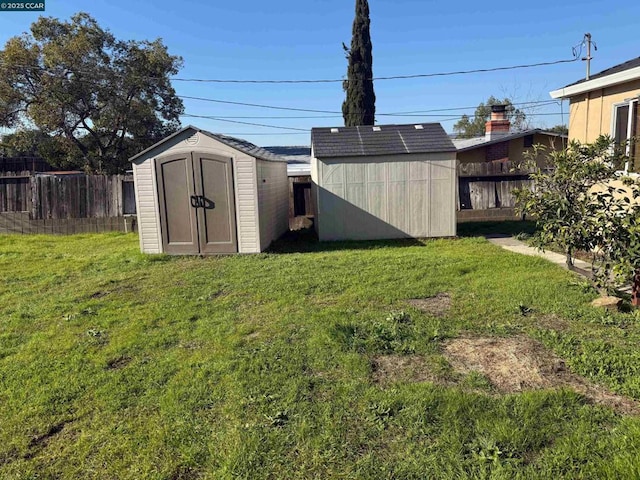 view of yard featuring a storage unit