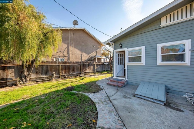 view of yard featuring a patio area