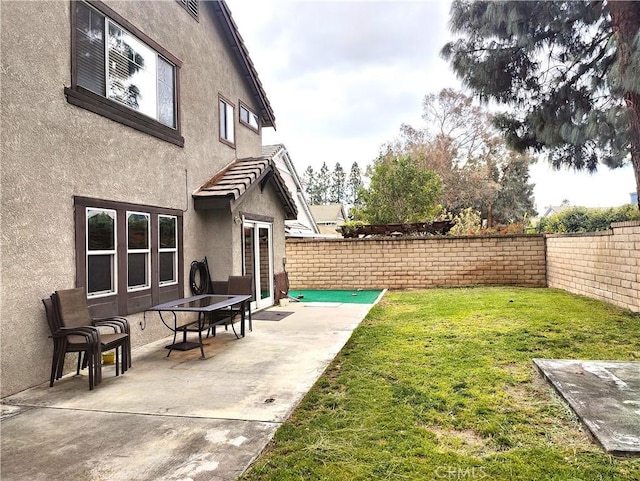 view of yard featuring a patio area