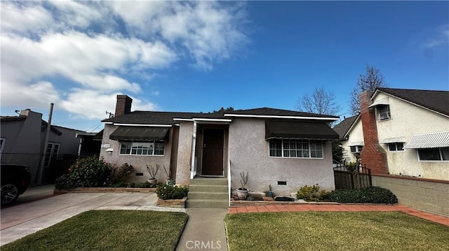 bungalow-style home featuring a front lawn