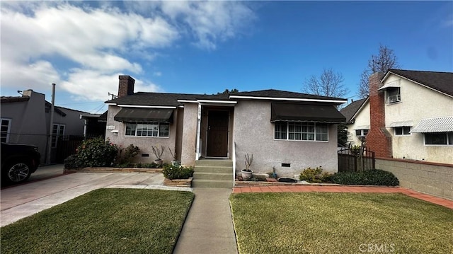 bungalow featuring a front yard