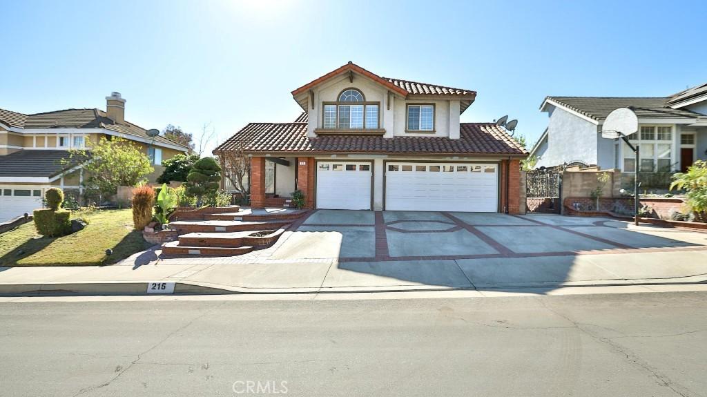 view of front property featuring a garage