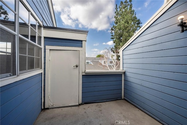 property entrance featuring a balcony