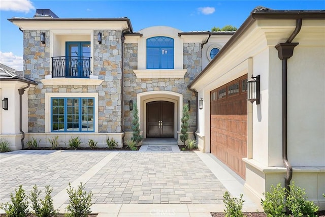 view of front facade featuring a garage