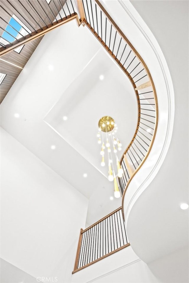 room details featuring a notable chandelier