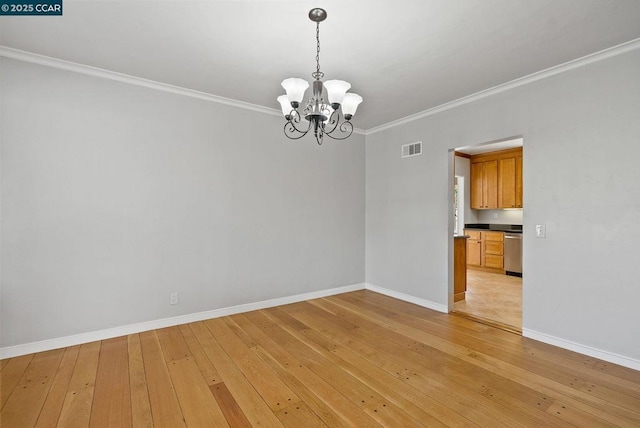 spare room featuring crown molding, a chandelier, and light hardwood / wood-style floors