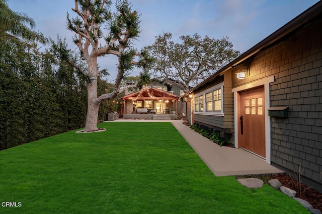 view of yard at dusk