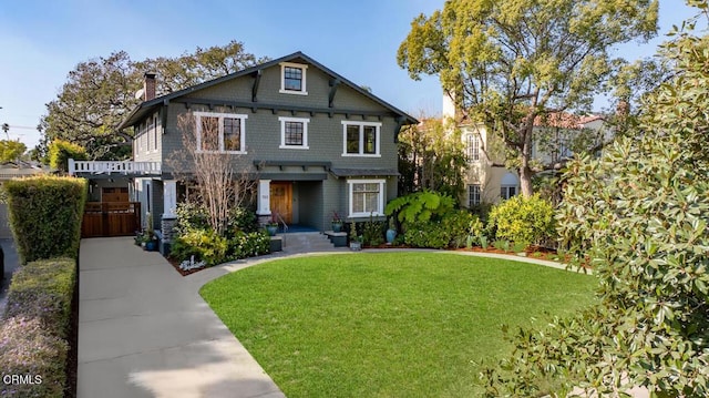 view of front of property with a front yard