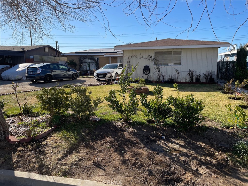 ranch-style home with a front lawn