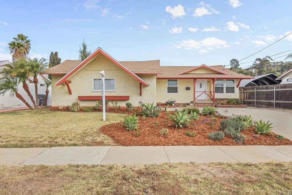 view of front of home with a front lawn