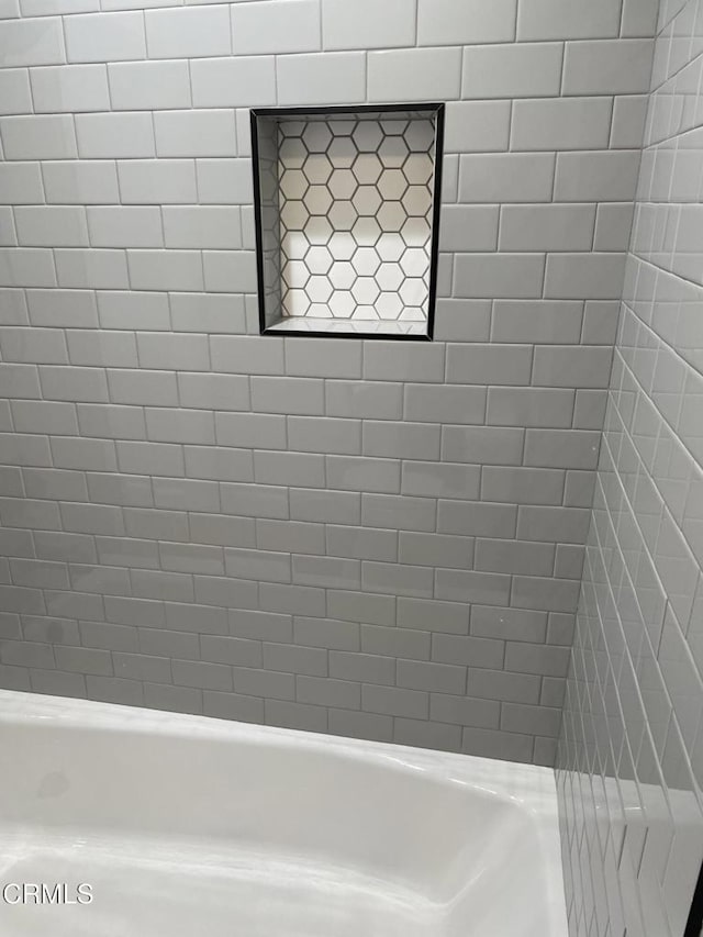 bathroom with tiled shower / bath combo