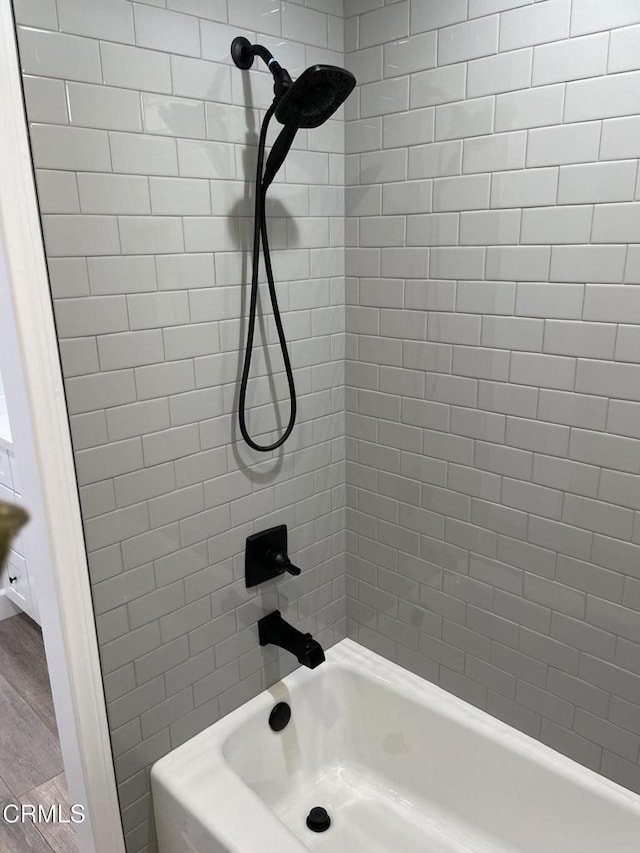 bathroom featuring tiled shower / bath