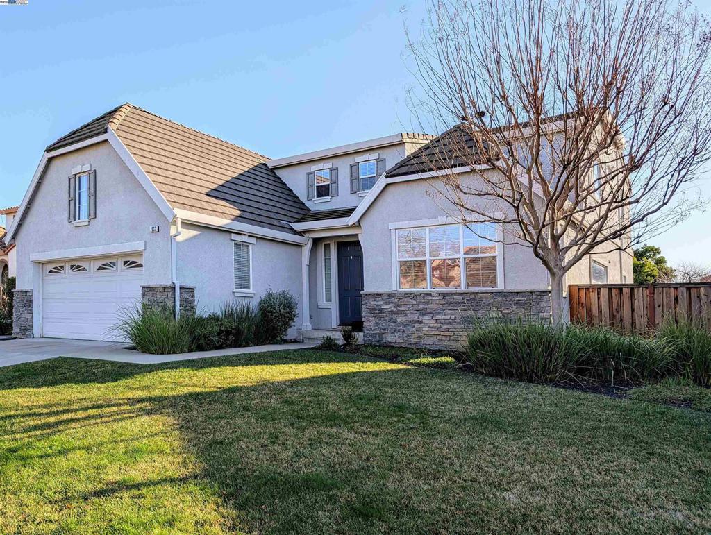 view of front of home with a garage and a front yard