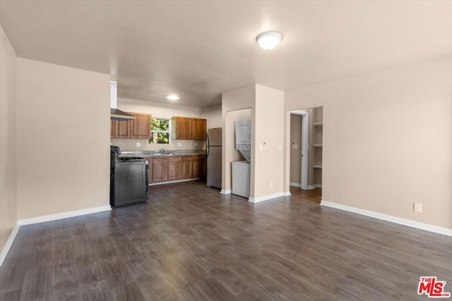 kitchen with dark wood-type flooring, range, and stainless steel refrigerator