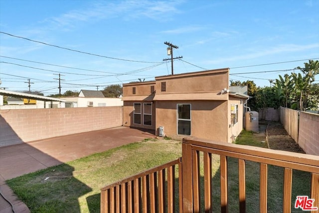 view of yard featuring a patio