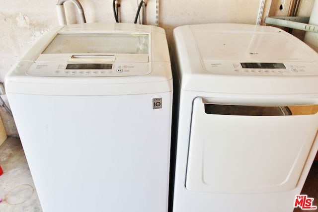 washroom featuring washing machine and clothes dryer