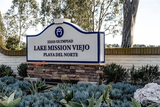 view of community / neighborhood sign