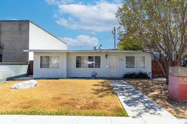 view of front of house featuring a front lawn