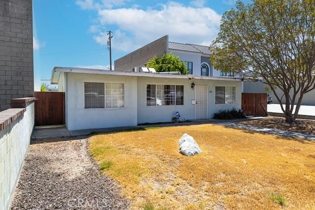 view of front of home featuring a front yard