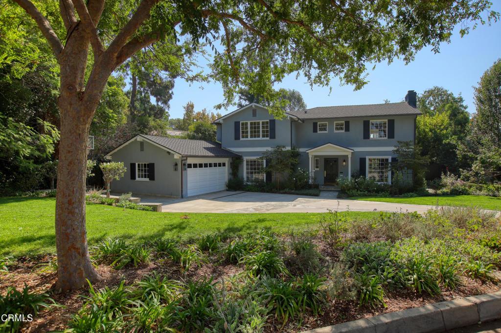 view of front of house featuring a front lawn and a garage