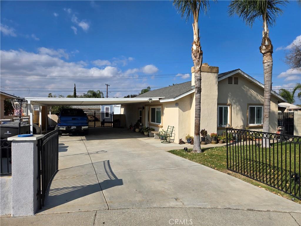 view of front of property featuring a front lawn and a carport