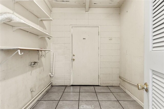 laundry room featuring light tile patterned floors