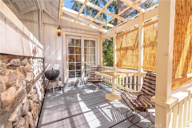 sunroom with vaulted ceiling