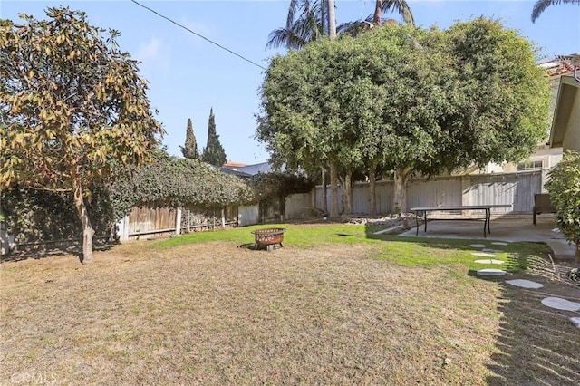 view of yard featuring a fire pit