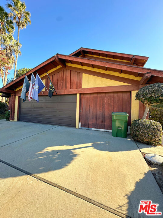 view of front of home with an outbuilding