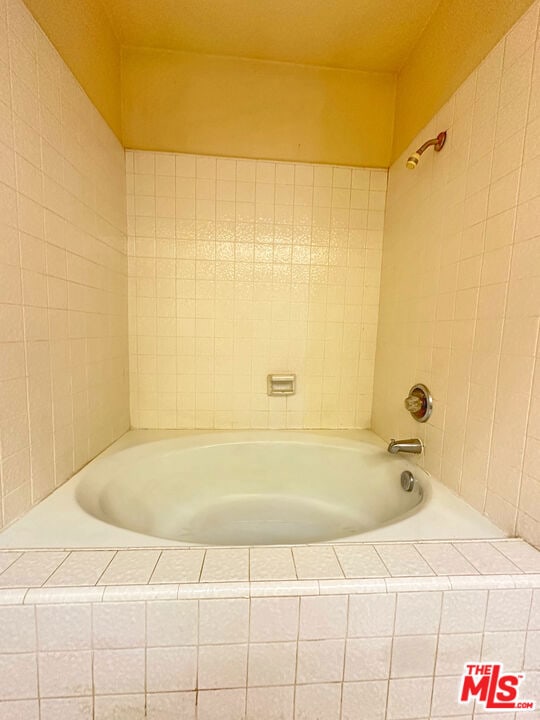 bathroom featuring tiled shower / bath combo