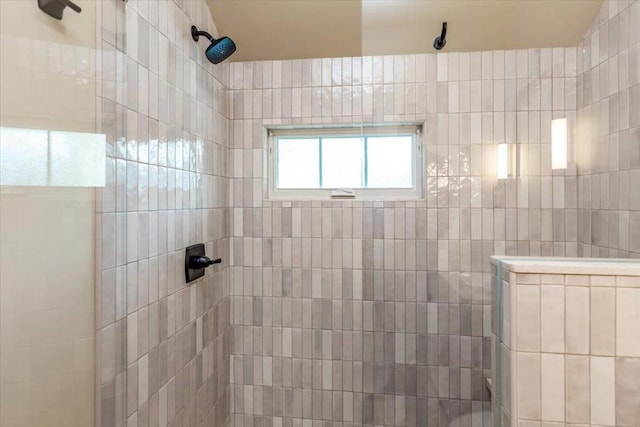 bathroom featuring tiled shower