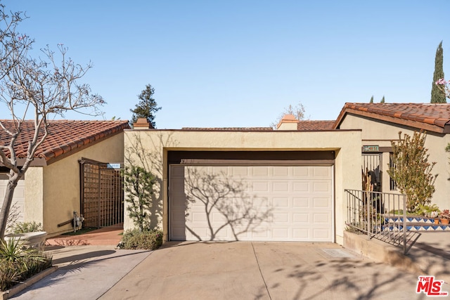 view of front facade featuring a garage