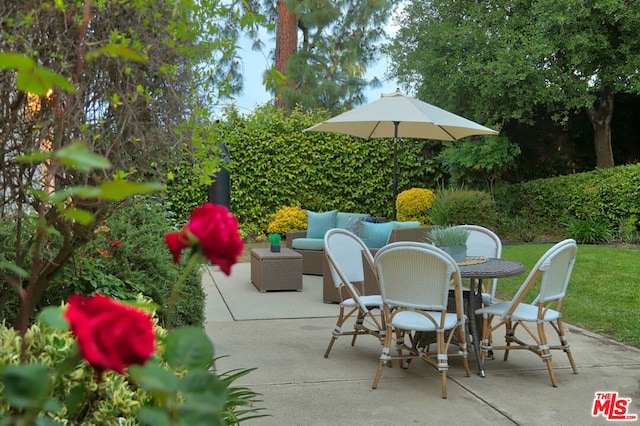 view of patio featuring an outdoor living space