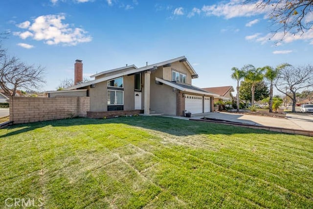 view of front of property featuring a front lawn