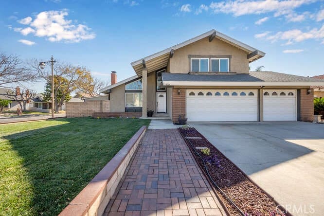 view of front of house featuring a garage and a front yard