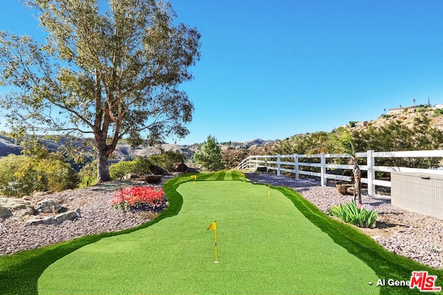 view of yard featuring a mountain view