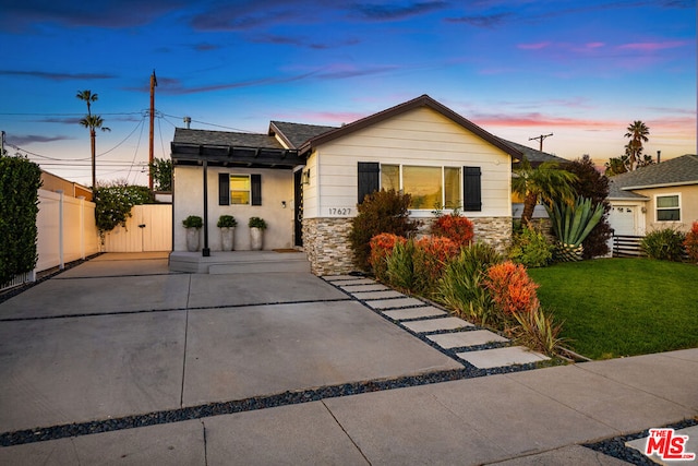 view of front of property featuring a lawn