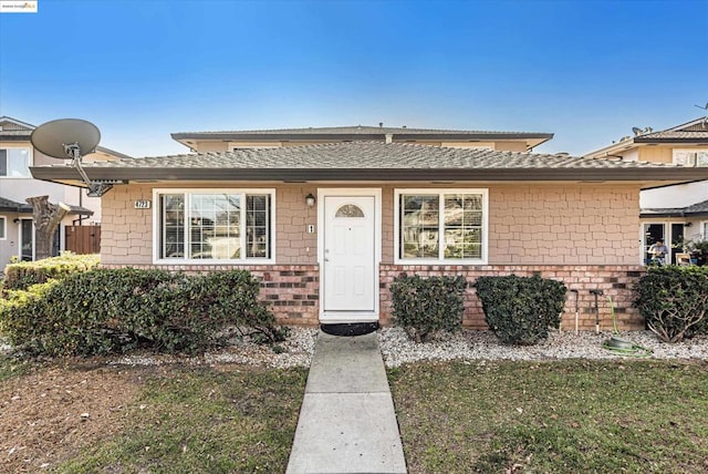 view of front of property featuring a front lawn