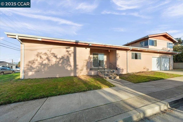 view of front of house with a front lawn and a garage