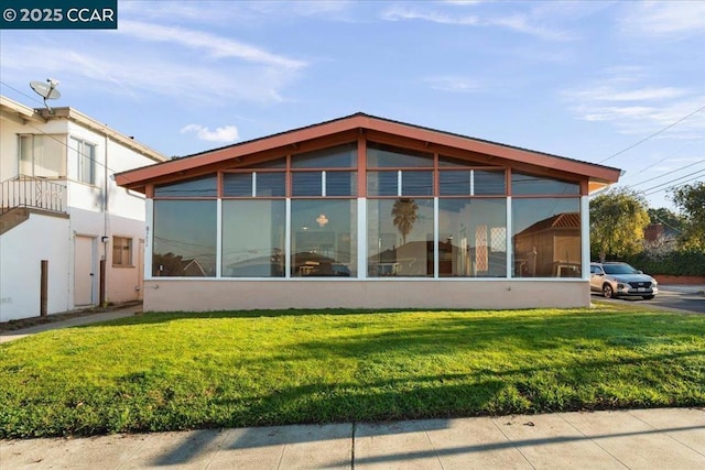 view of side of property featuring a yard