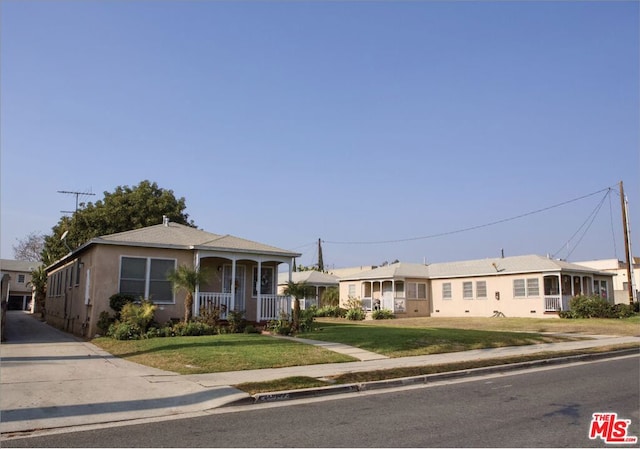 view of front facade featuring a front lawn and a porch