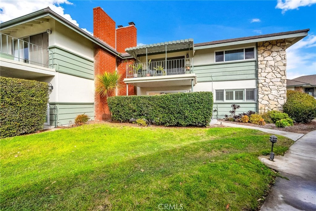 view of front of property with a front lawn