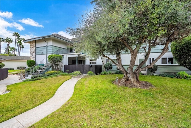 view of front of home featuring a front yard